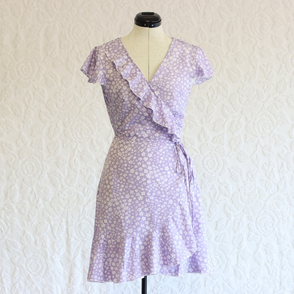 🥳 Closet Clear Out!! Lavender Floral Ruffle Wrap V-Neck Tie Dress